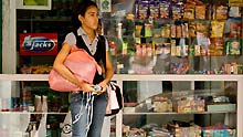 A woman buys a mask at a drugstore outside the Santo Tomas Hospital in Panama City on May 30, 2009. The Panamanian Health Ministry on Sunday confirmed 12 new cases of the A/H1N1 flu, bringing the total number of infections in the country to 148.