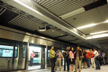 People visit the Ping'anli Station of Beijing Subway Line 4 in Beijing, capital of China, on May 31, 2009. Beijing Subway Line 4 of about 28 kilometers began test operation on May 31. It will be put into use at the end of September.