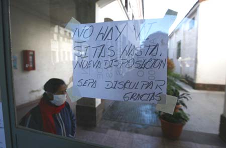 A placard showing that the relatives of patients are forbidden for visiting their deseased beloved one is pasted at the Pablo Soria Hospital in Jujuy Province, Argentina, on May 31, 2009. A 29-year-old patient died recently and he was suspected of having A/H1N1. At present, Argentina has 115 confirmed cases of A/H1N1.