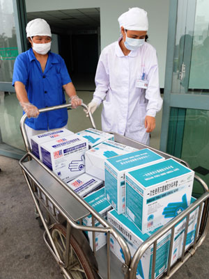 Medical workers push a cart loaded with medicines into the quarantine zone of the Fuzhou Pulmonary Hospital in Fuzhou, capital of southeast China's Fujian Province, on June 1, 2009. The number of confirmed A/H1N1 flu cases in Fujian has risen to six as two new A/H1N1 flu cases were confirmed on Monday. 