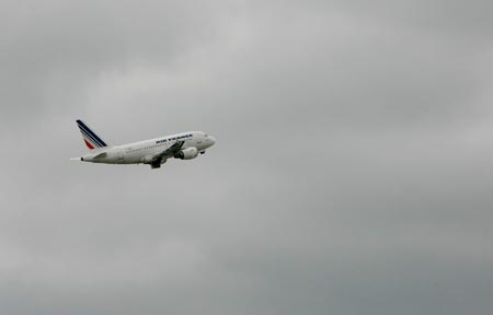 File photo dated May 2, 2009 shows an Air France plane. An Air France plane with 228 people on board has gone missing over the Atlantic after taking off from an airport in Rio de Janeiro of Brazil, the airline said on June 1, 2009. 