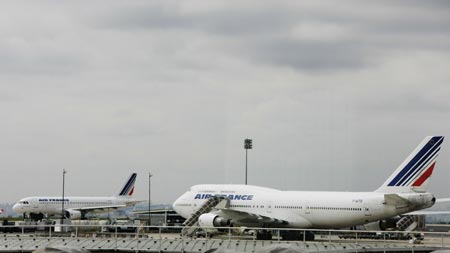 File photo dated May 2, 2009 shows an Air France plane. An Air France plane with 228 people on board has gone missing over the Atlantic after taking off from an airport in Rio de Janeiro of Brazil, the airline said on June 1, 2009.