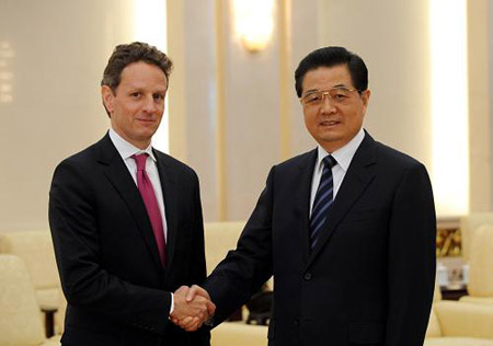 Chinese President Hu Jintao (R) meets with visiting US Treasury Secretary Timothy Geithner in Beijing, capital of China, on June 2, 2009. 