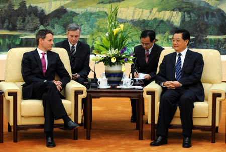 Chinese President Hu Jintao (R FRONT) meets with visiting US Treasury Secretary Timothy Geithner (L FRONT) in Beijing, capital of China, on June 2, 2009. 