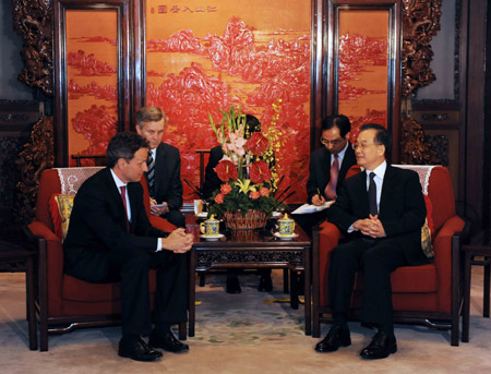 Chinese Premier Wen Jiabao (1st R) meets with visiting US Treasury Secretary Timothy Geithner (1st L) in Beijing, capital of China, on June 2, 2009. 