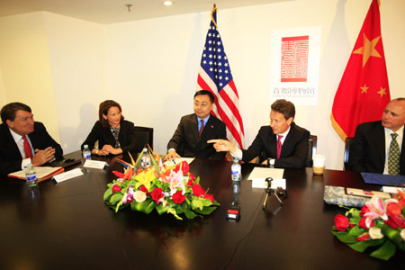 Visiting US Treasury Secretary Timothy Geithner (2nd R) meets with representatives of eight US clean energy companies with branches in China, at Beijing's Capital Museum, on June 2, 2009.