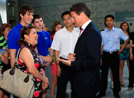 US Treasury Secretary Timothy Geithner (R Front) talks with tourists from New York as he visits the Capital Museum in Beijing, capital of China, on June 2, 2009.