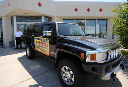 A Hummer is on sale at a dealer in Flint, Michigan, the United States, on May 30, 2009. General Motors Corp (GM) announced on June 2 that it has entered into a memorandum of understanding (MoU) with a buyer for HUMMER, its premium off-road brand, a day after it filed for bankruptcy protection.