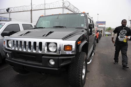 A salesman passes by a Hummer at a dealer in New York, the United States, on May 27, 2009. General Motors Corp (GM) announced on June 2 that it has entered into a memorandum of understanding (MoU) with a buyer for HUMMER, its premium off-road brand, a day after it filed for bankruptcy protection.