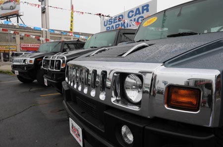 Hummer vehicles on sale ar seen at a dealer in New York, the United States, on May 27, 2009. General Motors Corp (GM) announced on June 2 that it has entered into a memorandum of understanding (MoU) with a buyer for HUMMER, its premium off-road brand, a day after it filed for bankruptcy protection.