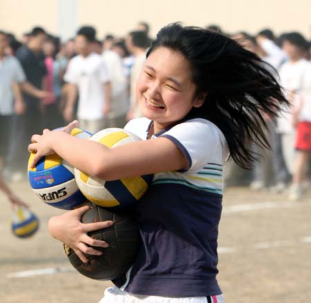 A student of senior 3 of the 5th Middle School of Xiangfan takes part in an amusing game in Xiangfan City, central China's Hubei Province, on June 2, 2009, to release the pressure of facing the forthcoming national college entrance examination.