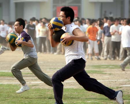 Students of senior 3 of the 5th Middle School of Xiangfan take part in an amusing game in Xiangfan City, central China's Hubei Province, on June 2, 2009, to release the pressure of facing the forthcoming national college entrance examination. 