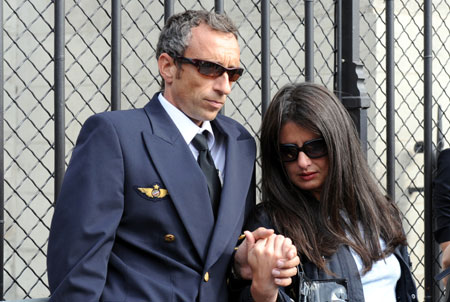 Staff members of Air France mourn for the 216 passengers and 12 crew members aboard the missing Airbus A330 during a memorial ceremony in front of Notre-Dame cathedral in Paris, capital of France, on June 3, 2009.