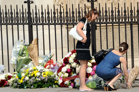 Two women place flowers to mourn for the 216 passengers and 12 crew members aboard the missing Airbus A330 during a memorial ceremony in front of Notre-Dame cathedral in Paris, capital of France, on June 3, 2009. 