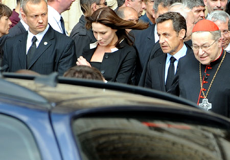 French President Nicolas Sarkozy (R2) leaves after attending the memorial ceremony in front of Notre-Dame cathedral in Paris, capital of France, on June 3, 2009. 