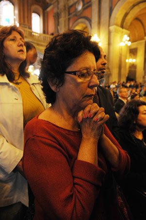 A woman prays for the victims of the missing Air France's airliner at the Candelaria Church in Rio de Janeiro, Brazil, June 4, 2009. A pray was held here on Thursday for the victims of the missing airliner. 