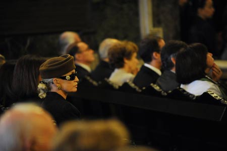 People attend a pray for the victims of the missing Air France's airliner at the Candelaria Church in Rio de Janeiro, Brazil, June 4, 2009. A pray was held on Thursday for the victims of the missing airliner.