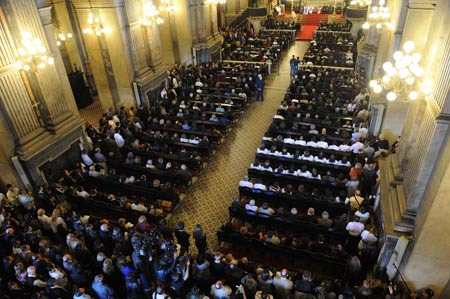 People pray for the victims of the missing Air France's airliner at the Candelaria Church in Rio de Janeiro, Brazil, June 4, 2009. A pray was held on Thursday for the victims of the missing airliner.