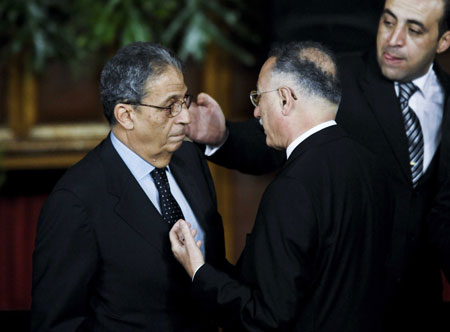 Secretary General of Arab League Amr Moussa (L) waits for the arrival of US President Barack Obama at Cairo University in Cairo, capital of Egypt, on June 4, 2009.