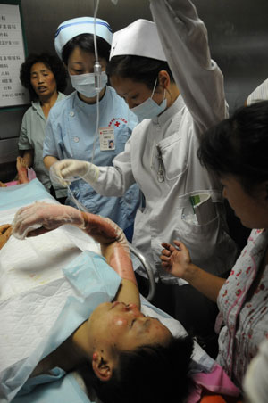 Medical workers treat an injured passenger at the Chengdu No.2 People&apos;s Hospital in Chengdu, capital of southwest China&apos;s Sichuan Province, on June 5, 2009. 