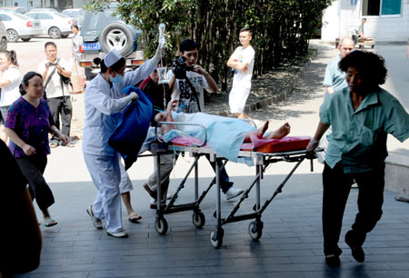 Medical workers move an injured passenger at the Chengdu No.2 People&apos;s Hospital in Chengdu, capital of southwest China&apos;s Sichuan Province, on June 5, 2009.