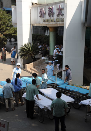 Medical workers prepare for the injured passengers at the Chengdu No.2 People&apos;s Hospital in Chengdu, capital of southwest China&apos;s Sichuan Province, on June 5, 2009. 