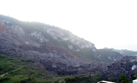 Photo taken on June 5, 2009 shows the site where a landslide occured earlier in the Jiwei Mountain area, in Tiekuang Township, about 170 kilometers southeast of the downtown area, southwest China's Chongqing Municipality. At least 80 people were feared buried in the landslide at an iron ore mining area in Chongqing Municipality on Friday, according to the local government.