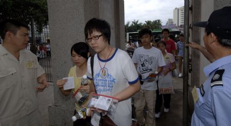 Students walk into an exam site of a middle school to attend the college entrance exam in Haikou, capital of south China's Hainan Province, on June 7, 2009. China's national college entrance exam kicked off on Sunday with about 10.2 million registered examinees.