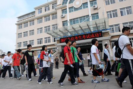 Students walk to an exam site of a middle school for the college entrance exam in Qingdao, east China's Shandong Province, June 7, 2009. China's national college entrance exam kicked off on Sunday with about 10.2 million registered examinees.