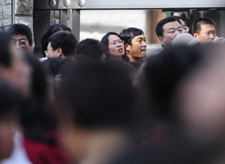 Relatives wait outside an exam site during the college entrance exam in Changchun, capital of northeast China's Jilin Province, June 7, 2009. China's national college entrance exam kicked off on Sunday with about 10.2 million registered examinees.