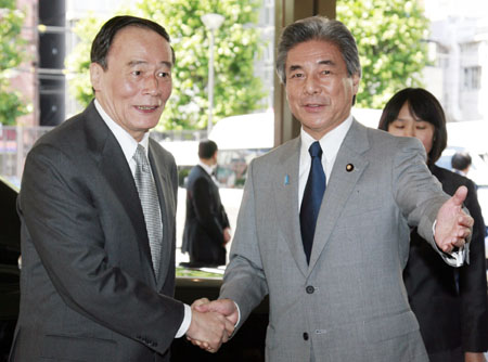 Chinese Vice Premier Wang Qishan (L) shakes hands with Japanese Foreign Minister Hirofumi Nakasone prior to the meeting in Tokyo, capital of Japan, on June 7, 2009. The second China-Japan high-level economic dialogue, co-chaired by Wang Qishan and Hirofumi Nakasone, opened on Sunday. 