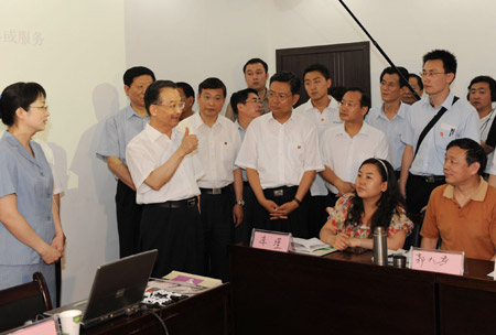 Chinese Premier Wen Jiabao (2nd L front), who is also a member of the Standing Committee of the Political Bureau of the Communist Party of China (CPC) Central Committee, talks with students at a human resources service center in Lianhu District of Xi'an, capital of northwest China's Shaanxi Province, on June 5, 2009. Wen paid a visit to Xi'an from June 5 to 7.