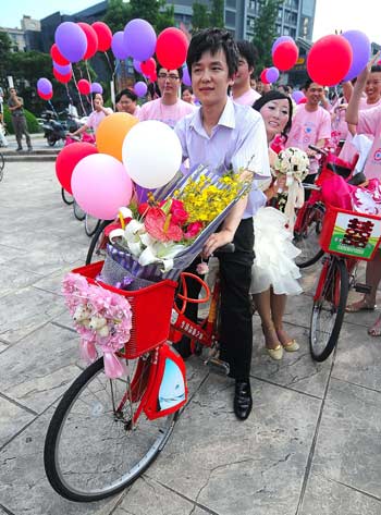 A Chinese young couple and their friends go to attend the wedding