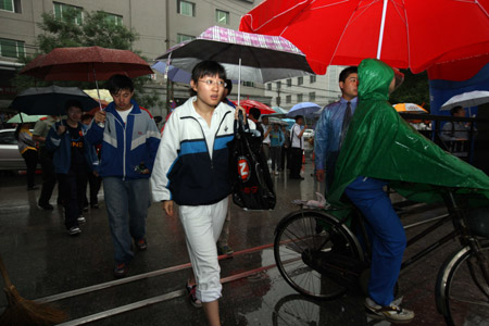 Students enter the Experimental High School Attached to Beijing Normal University for the second day of the national college entrance exam in Beijing, on June 8, 2009. 