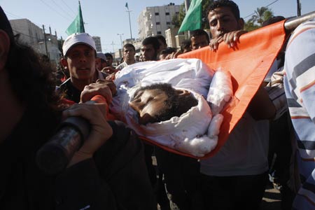 Palestinian carry body of Palestinian militant Taher Easa during his funeral in Rafah in the southern Gaza Strip, on June 8, 2009.At least four Palestinians were killed Monday morning in clashes with Israeli army in the eastern Gaza city.