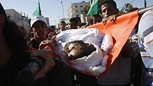 Palestinian carry body of Palestinian militant Taher Easa during his funeral in Rafah in the southern Gaza Strip, on June 8, 2009.At least four Palestinians were killed Monday morning in clashes with Israeli army in the eastern Gaza city.