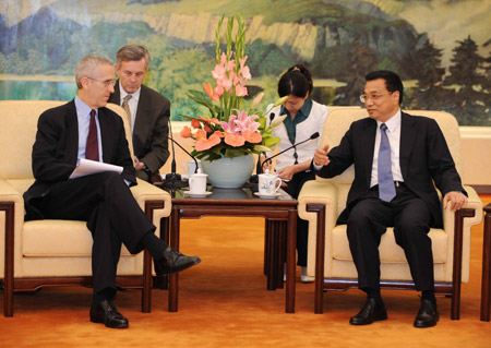 Chinese Vice Premier Li Keqiang (1st R) meets with Todd Stern, US special envoy for climate change, at the Great Hall of the People in Beijing, capital of China, on June 8, 2009.