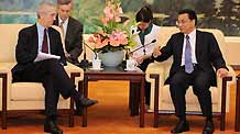 Chinese Vice Premier Li Keqiang (1st R) meets with Todd Stern, US special envoy for climate change, at the Great Hall of the People in Beijing, capital of China, on June 8, 2009.