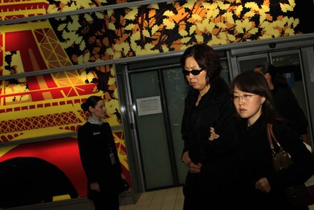 Relatives of Chinese victims of the June 1 Air France air crash arrive at the Charles de Gaulle International Airport in Paris, capital of France, on June 8, 2009. 