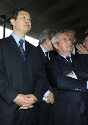 Air France's CEO Pierre-Henri Gourgeon (R) and Chinese Ambassador to France Kong Quan greet relatives of Chinese victims killed during the Air France air crash, upon their arrival at the Charles de Gaulle International Airport in Paris, capital of France, on June 8, 2009. Relatives of the Chinese victims of the June 1 Air France crash accident arrived in Paris on Monday. 