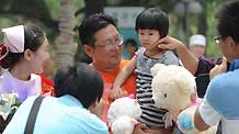 The first confirmed A/H1N1 flu patient in Henan Province (R1) prepares to leave the hospital in Zhengzhou, capital of central China's Henan Province, on June 9, 2009. The 3-year-old girl was discharged from hospital on Tuesday. She arrived in Zhengzhou on May 29 from the United States and was confirmed as the first A/H1N1 case in Henan on June 1.