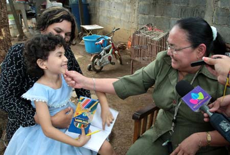 Five-year-old Génesis Arauz smiles as she is interviewed by local media at home in Managua, capital of Nicaragua, on June 8, 2009. The girl, who was confirmed as the country's first A/H1N1 case, was discharged from hospital on Monday after recovery. 28 cases of A/H1N1 influenza have been confirmed in the country as far as now.