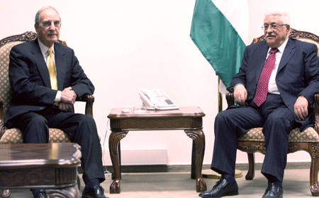 Palestinian president Mahmoud Abbas (R) and US peace envoy George Mitchell holds 'positive and constructive' talks in the West Bank city of Ramallah, on June 10, 2009. Mitchell arrived in the West Bank city of Ramallah Wednesday and started a meeting with Palestinian president Mahmoud Abbas.