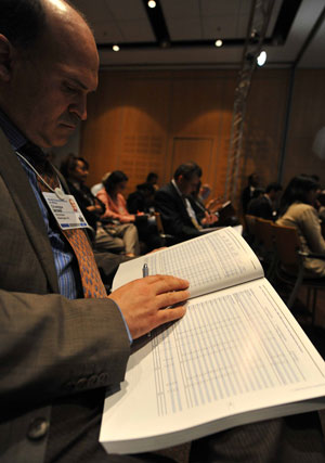 A journalist reads the Africa Competitiveness Report 2009 in Cape Town, South Africa, June 10, 2009. The Africa Competitiveness Report 2009 released on Wednesday highlighted that financial development and trade were crucial to making Africa more competitive and riding out current crisis. 