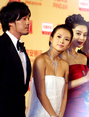 Chinese actresses Zhang Ziyi (C) and Fan Bingbing (R) and South Korean actor So Ji Sub arrive for the opening ceremony of the 12th Shanghai International Film Festival in east China's Shanghai, on June 13, 2009. 