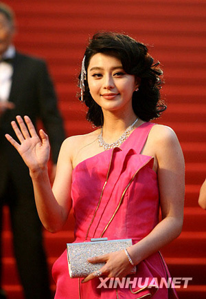 Chinese actress Fan Bingbing arrives for the opening ceremony of the 12th Shanghai International Film Festival in east China's Shanghai, June 13, 2009. 