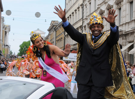 The queen and king of Samba carnival of Helsinki perform along a street in the center of Helsinki, capital of Finland, June 13, 2009. The 19th Samba Carnival was held in Helsinku on Saturday, attracting thousands of people to participate in this festival.