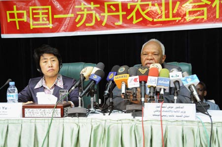 Sudanese Minister of Finance and National Economy Awad Ahmed Mohamed al-Jaz (R) and chief economist of Chinese Ministry of Agriculture Zhang Yuxiang attend the China-Sudan Agriculture Cooperation Forum in Khartoum, Sudan, on June 14, 2009. The forum was inaugurated on Sunday.