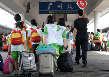 Students of Sangping Middle School of Wenchuan County, southwest China&apos;s Sichuan Province, walk on the platform at the Guangzhou Railway Station in Guangzhou, capital of south China&apos;s Guangdong Province, on June 17, 2009. 