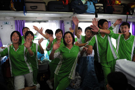 Students of Sangping Middle School of Wenchuan County, southwest China&apos;s Sichuan Province, wave goodbye to people seeing them off at the Guangzhou Railway Station in Guangzhou, capital of south China&apos;s Guangdong Province, on June 17, 2009.
